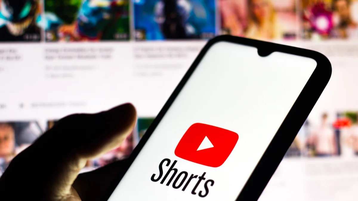 YouTube начал тестировать ИИ‑ремиксы старых роликов в Shorts - 1